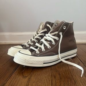 Size 8 high top converse only worn a couple times!